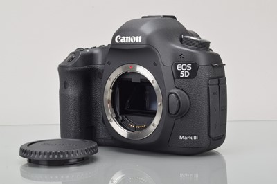 Lot 121 - A Canon EOS 5D Mark III DSLR Camera Body