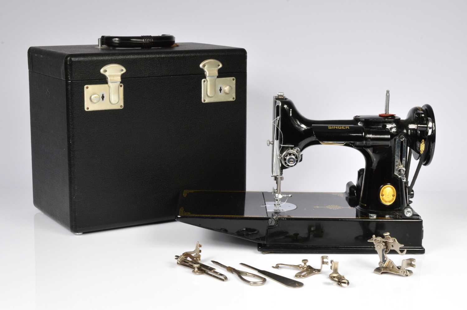 Lot 31 - A Vintage Singer Featherweight 211k Sewing machine