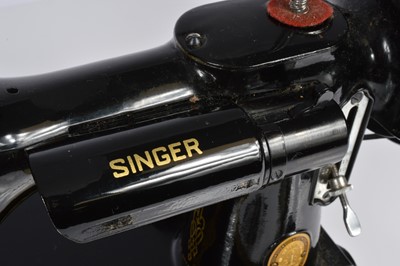 Lot 31 - A Vintage Singer Featherweight 211k Sewing machine