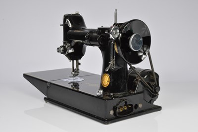 Lot 31 - A Vintage Singer Featherweight 211k Sewing machine
