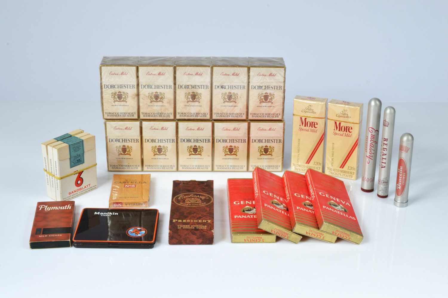 Lot 242 - A collection of vintage Cigars and cigarettes