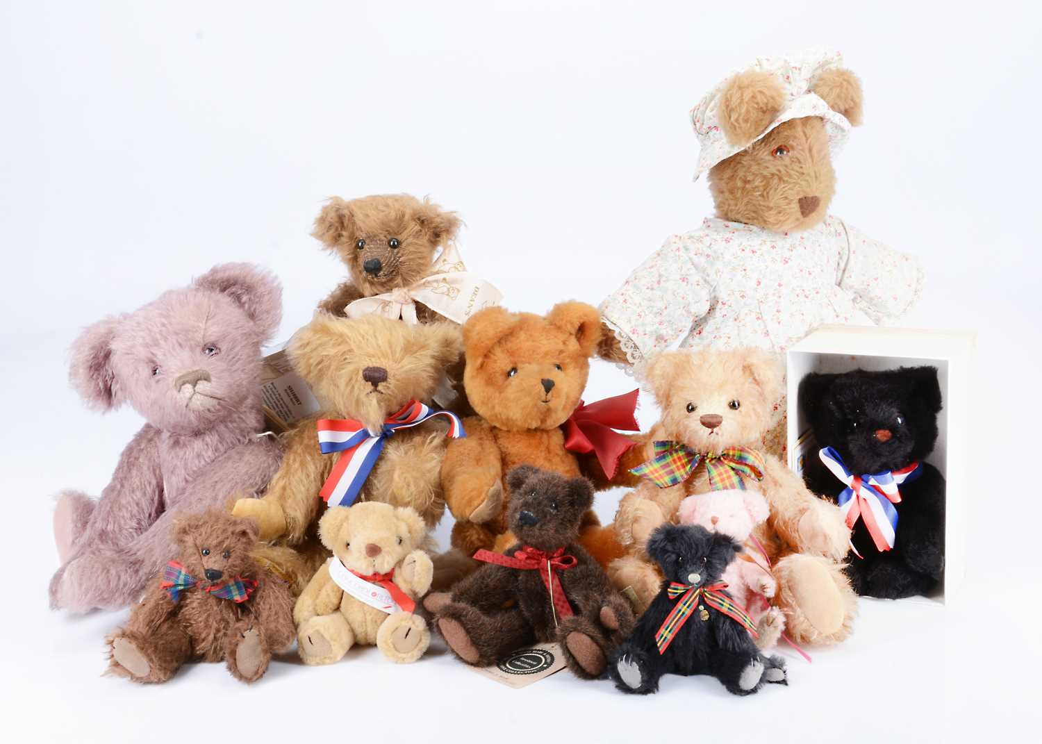 Lot 19 - A selection of artist and collectors teddy bears