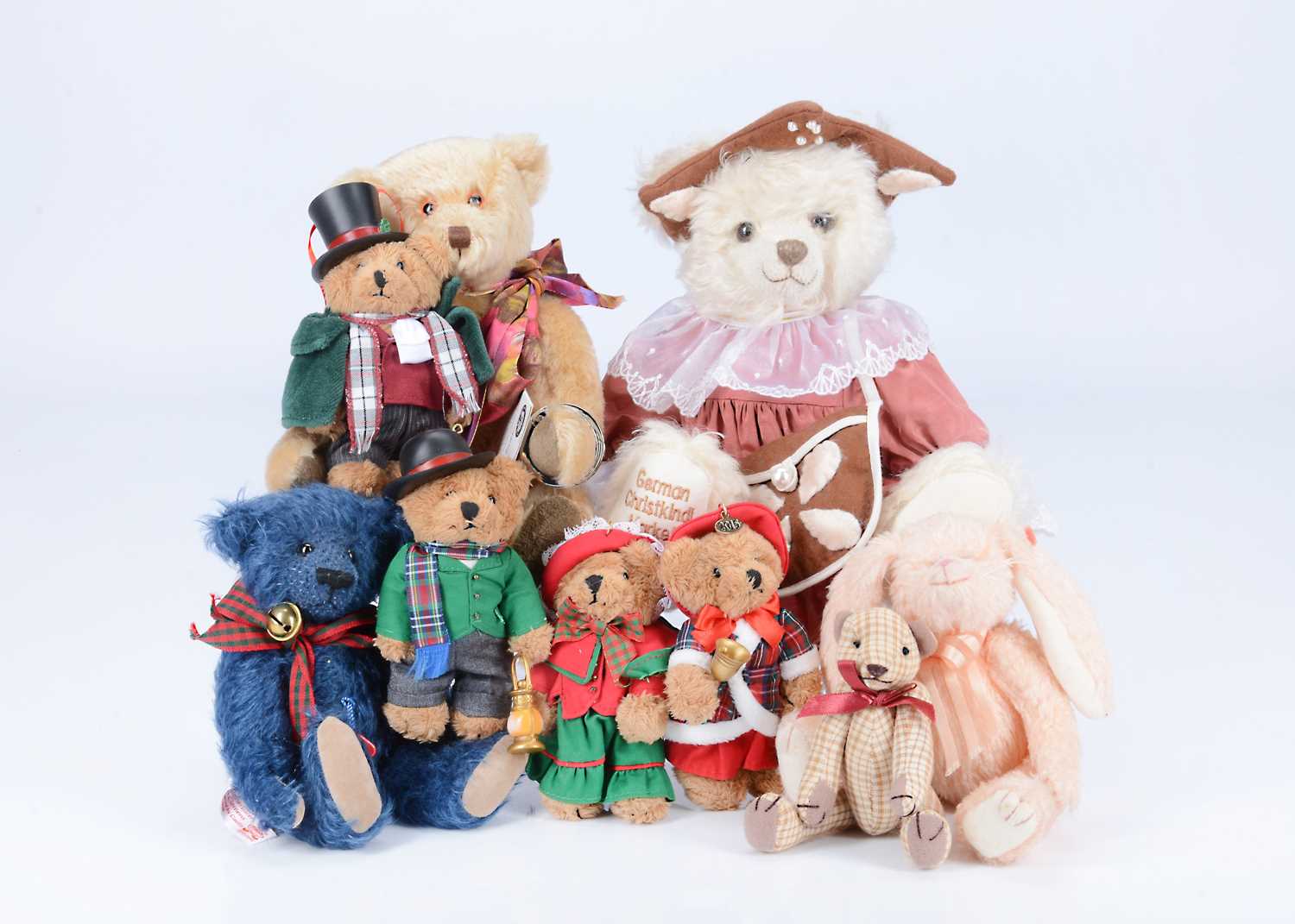 Lot 32 - Nine collectors and manufactured teddy bears