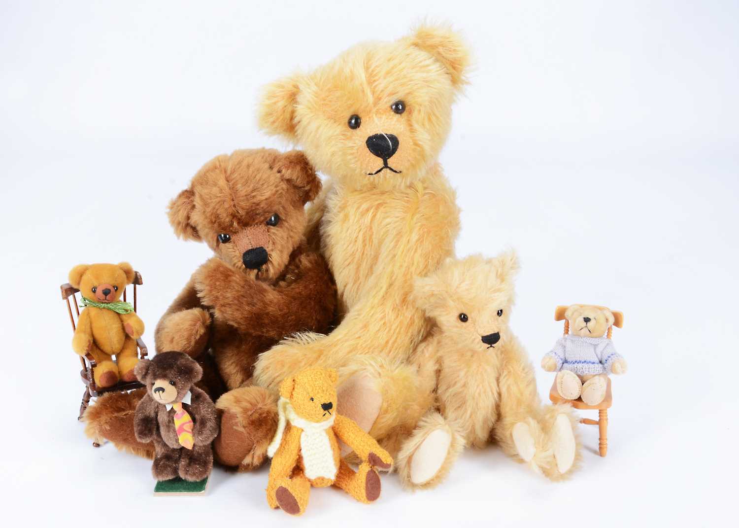 Lot 39 - Seven small artisit and collectors teddy bears