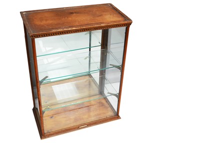 Lot 506 - An early 20th century shop counter top display cabinet