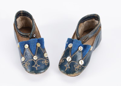 Lot 513 - A fine pair of 19th century doll’s shoes