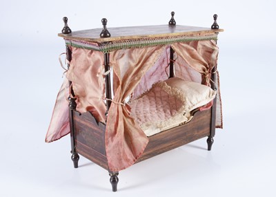 Lot 679 - A large 19th century Waltershausen dolls’ house four-poster bed