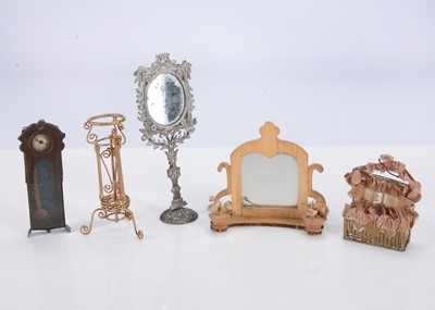 Lot 710 - Various dolls’ house items