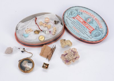 Lot 711 - Miniatures for the dolls’ house