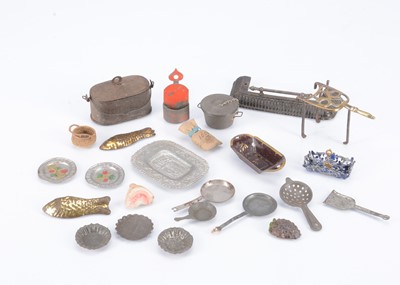 Lot 729 - Early dolls’ house kitchen accessories