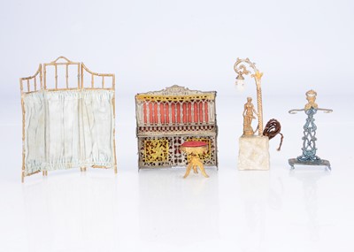 Lot 736 - German soft metal dolls’ house items