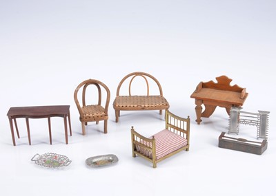 Lot 739 - Interesting small scale dolls’ house items