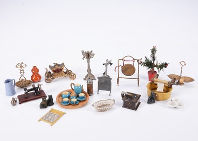 Lot 763 - Dolls’ house chattels, 1900-1930s
