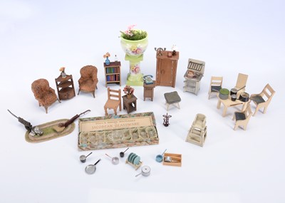 Lot 773 - 20th century dolls’ house items