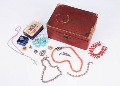 Lot 930 - A doll's jewellery casket