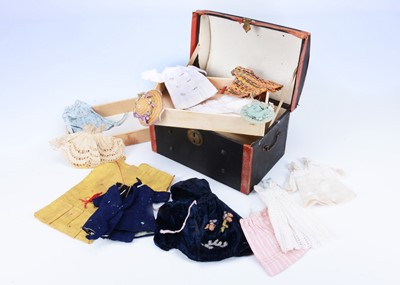 Lot 941 - Small doll's clothes from the early 20th century