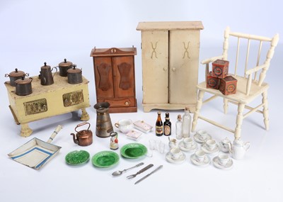 Lot 947 - Doll's accessories