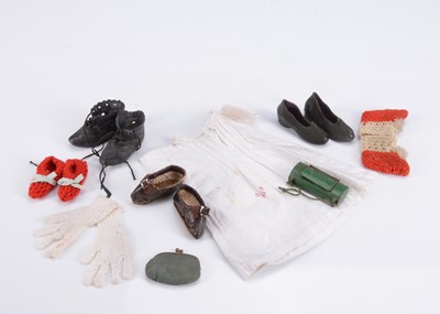 Lot 961 - 19th century doll's accessories