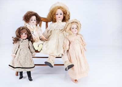 Lot 1036 - Various dolls