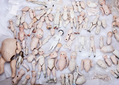 Lot 1037 - A large quantity of doll parts