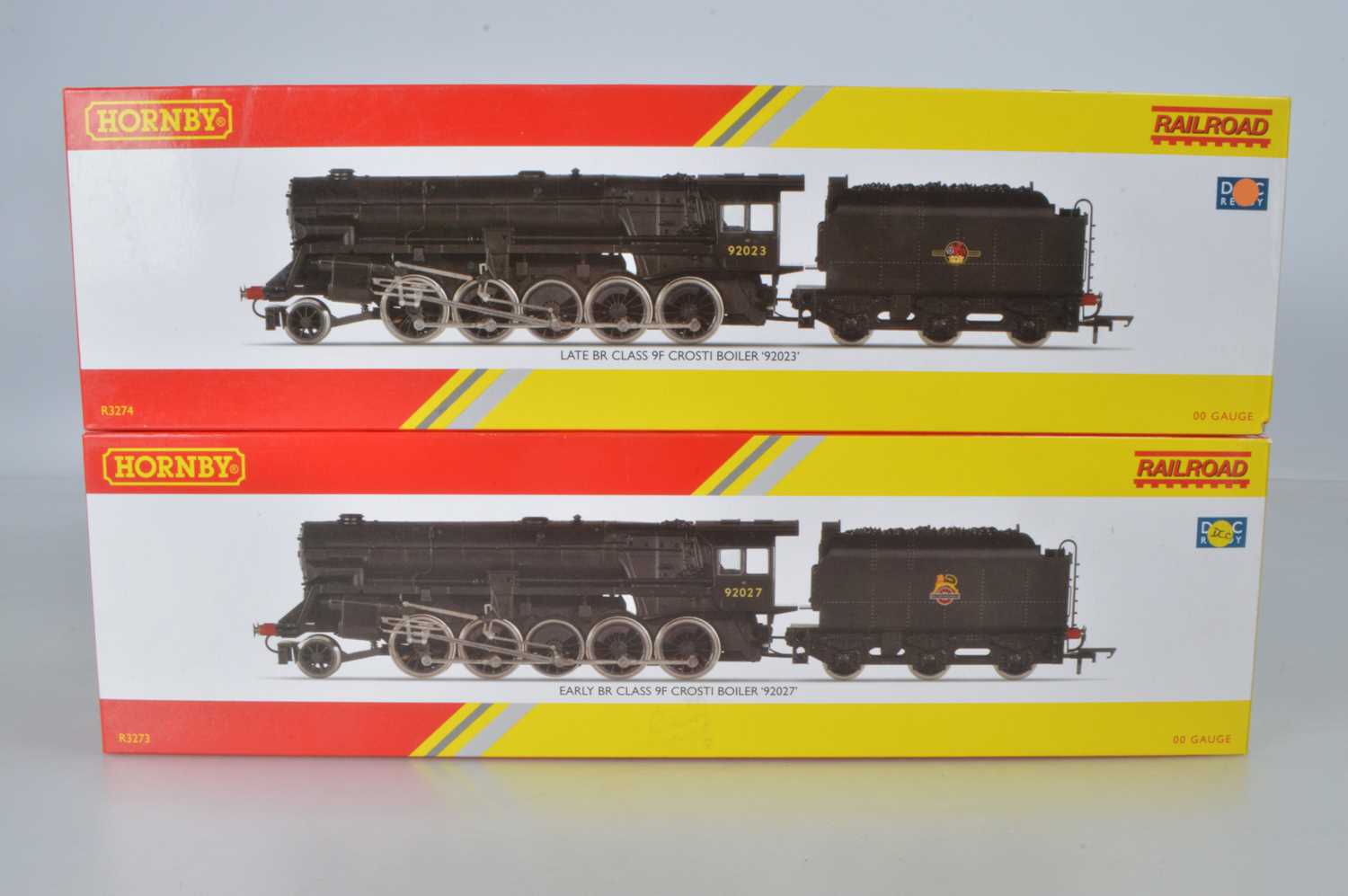Lot 45 - Hornby (China) boxed 00 Gauge BR black Class 9F Crosti Boiler Locomotives and Tenders (2)