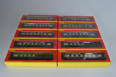 Lot 103 - Hornby (China) boxed 00 Gauge chocolate and cream Pullman Cars (10)