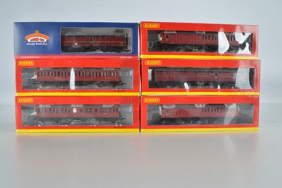 Lot 141 - Hornby (China) boxed 00 Gauge BR maroon Thompson and Gresley Suburban Coaches and Bachmann BR Thompson Brake (6)