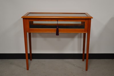 Lot 819 - A 20th century bijouterie display case