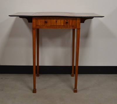 Lot 828 - An early 20th century small drop leaf table
