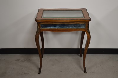 Lot 829 - An early 20th century continental mahogany bijouterie display case