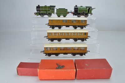 Lot 691 - Hornby 0 Gauge clockwork boxed LNER green 0-4-0 Tank Locomotive and LNER green 0-4-0 Locomotive and Tender and three unboxed No 2 LNER 'TEAK' bogie Coaches (6)