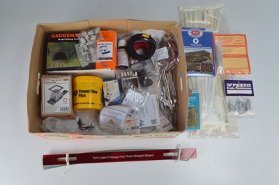 Lot 882 - Model railway O Gauge accessories (20)