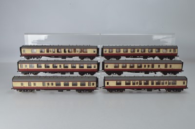 Lot 928 - Kit / commercial parts O gauge MK1 Crimson and Cream coaches, comprising 2 x corridor Brake Coaches and 4 x corridor passenger coaches, one numbered 34001,the other 34000 (6)