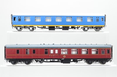 Lot 932 - Heljan or similar O gauge BR MK1 Brake corridor coach in maroon, together with a similar coach finished in blue with yellow trim (2)