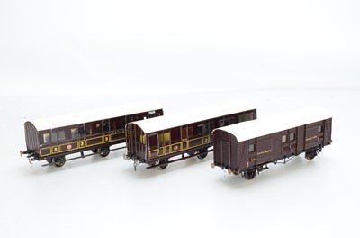 Lot 979 - Kit / Scratch and commercially built and painted Gauge 1 SE&CR (South Eastern & Chaptam Railway) 6 wheel all 3rd, 6 wheel all 3rd Brake and 4 wheel Luggage & Guard Van, (3)