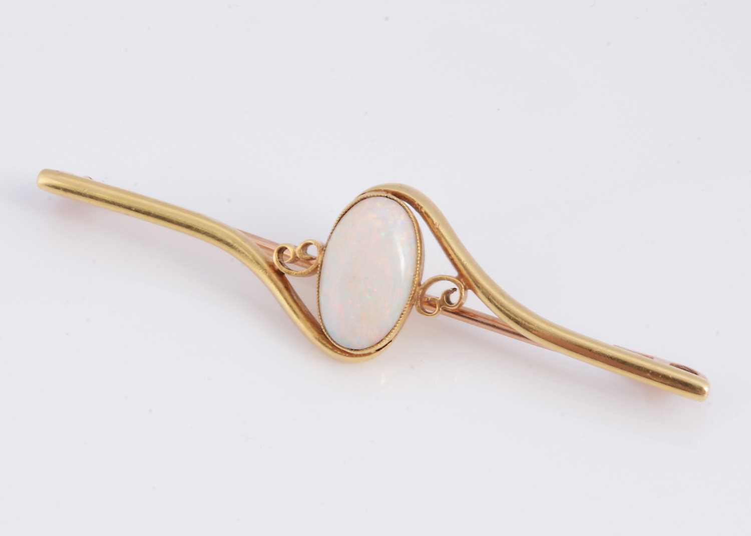 Lot 6 - An Edwardian 15ct gold opal bar brooch