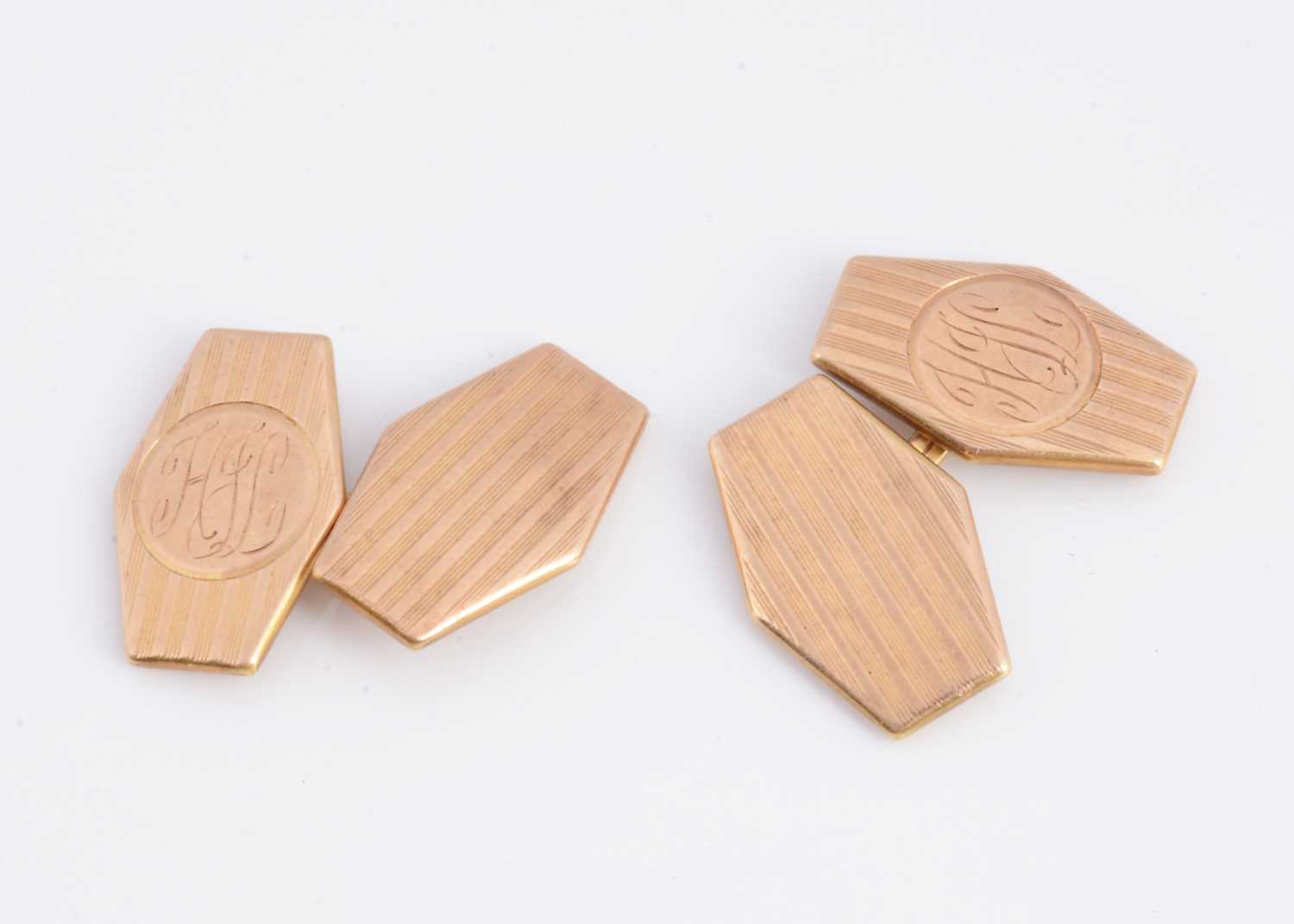 Lot 11 - A pair of 14k gold cufflinks
