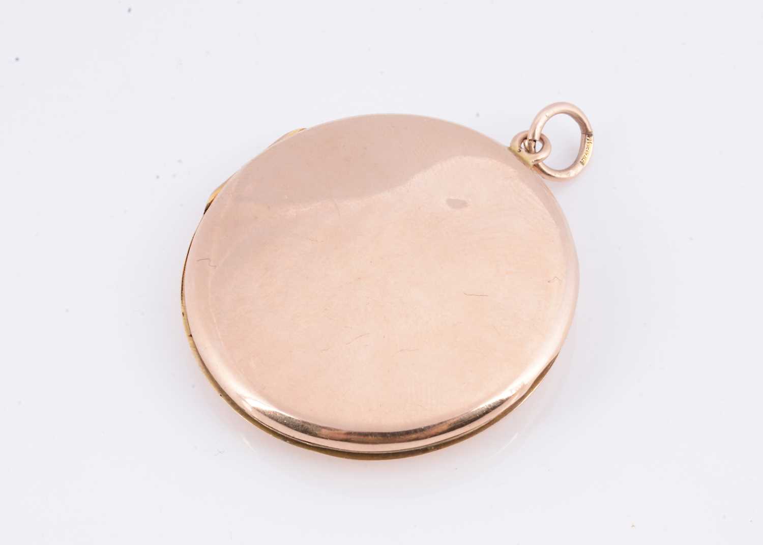 Lot 25 - A 9ct gold round locket