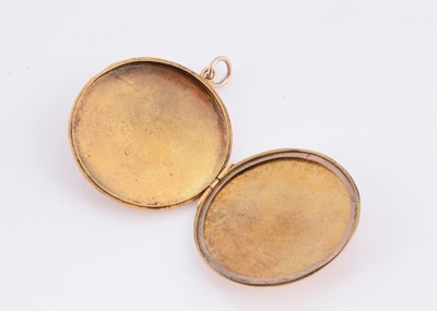 Lot 25 - A 9ct gold round locket