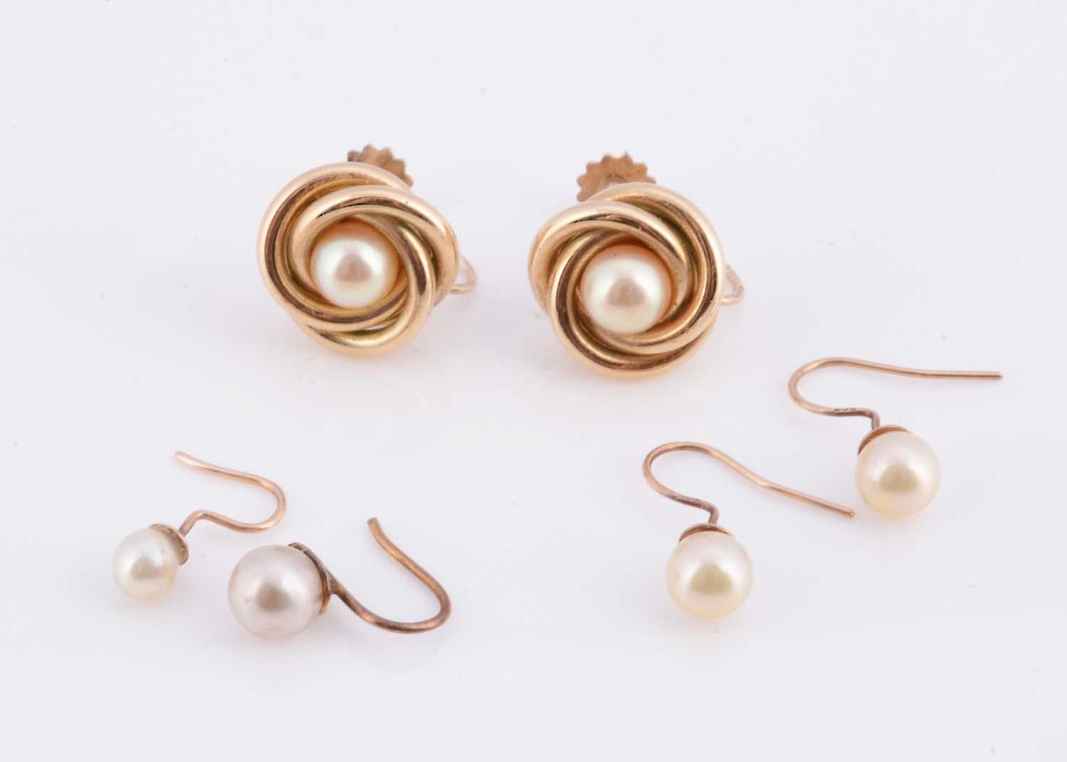 Lot 27 - A pair of 9ct gold & pearl earrings