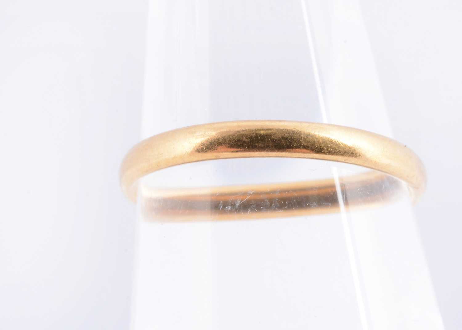 Lot 48 - A 22ct gold wedding band