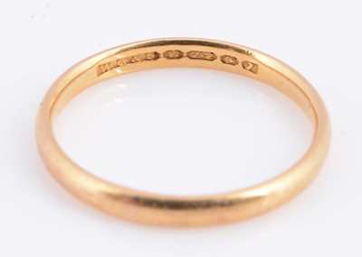 Lot 48 - A 22ct gold wedding band