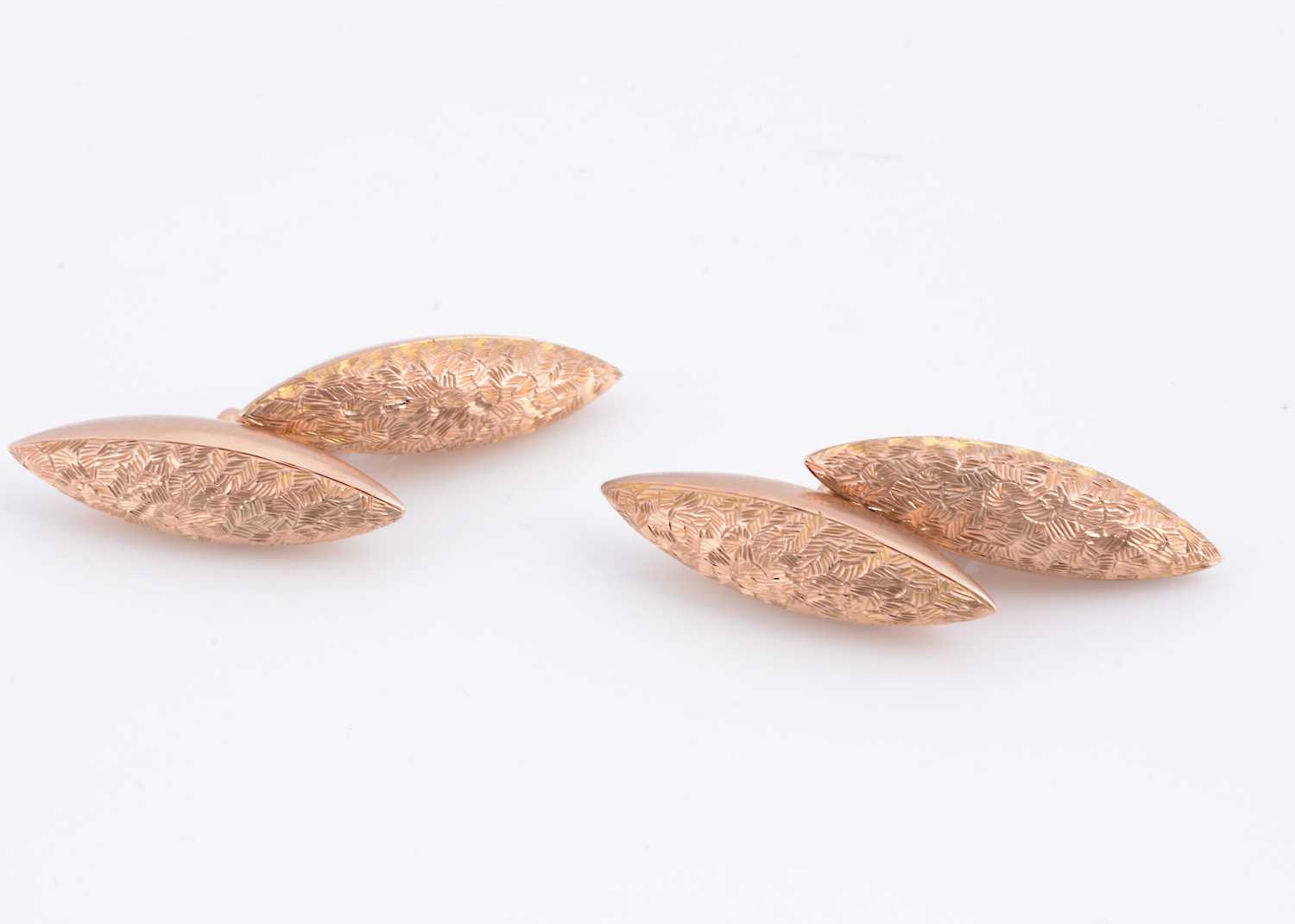 Lot 54 - A pair of 10ct gold Edwardian torpedo engraved cufflinks