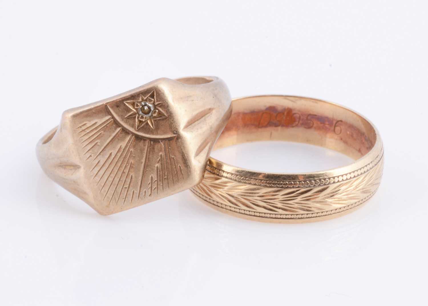 Lot 62 - A 9ct gold wedding band & 9ct gold signet ring