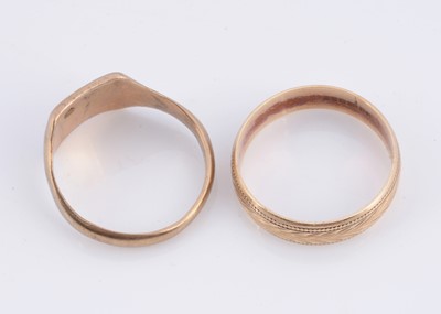 Lot 62 - A 9ct gold wedding band & 9ct gold signet ring