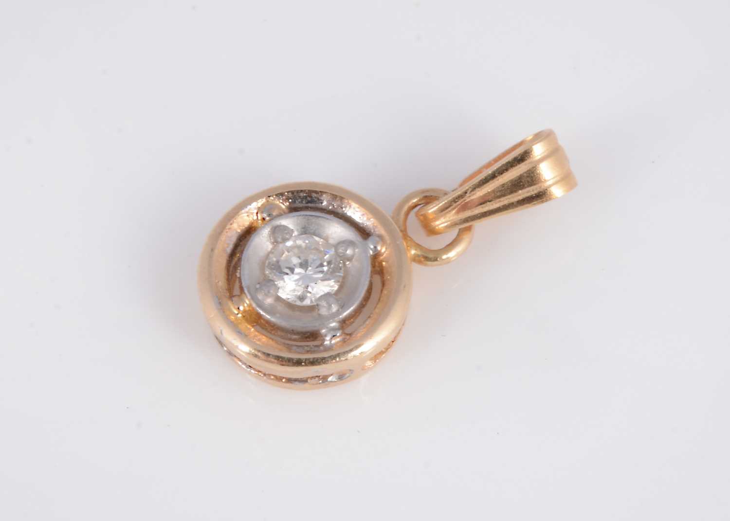 Lot 66 - A 14ct gold diamond pendant
