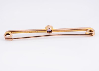 Lot 69 - An Art Deco amethyst 9ct gold bar brooch