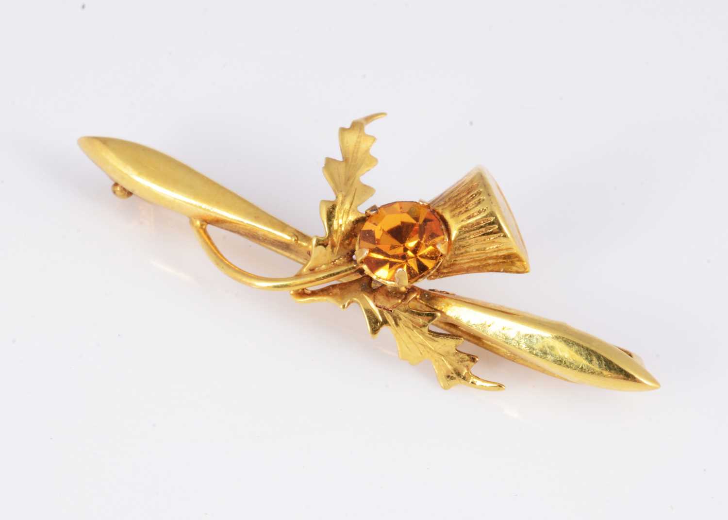 Lot 70 - A Ward brothers 9ct gold thistle bar brooch