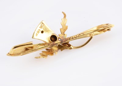 Lot 70 - A Ward brothers 9ct gold thistle bar brooch