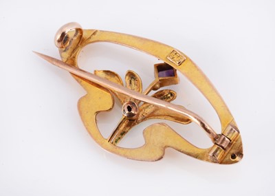 Lot 71 - An Art Nouveau 9ct gold enamel brooch